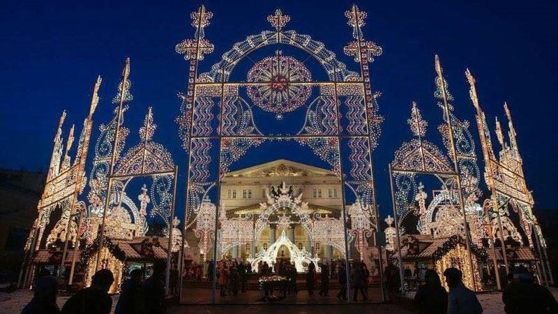 Decoración frente al Teatro Bolshoi en Moscú