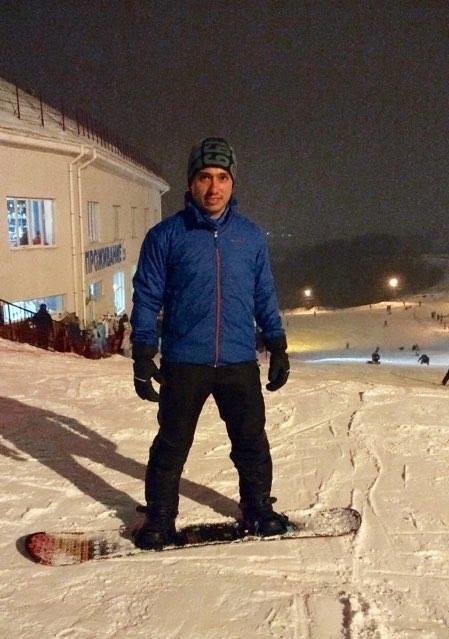 Germán Téllez de la Universidad Aeroespacial de Samara sobre su tabla de snowboard