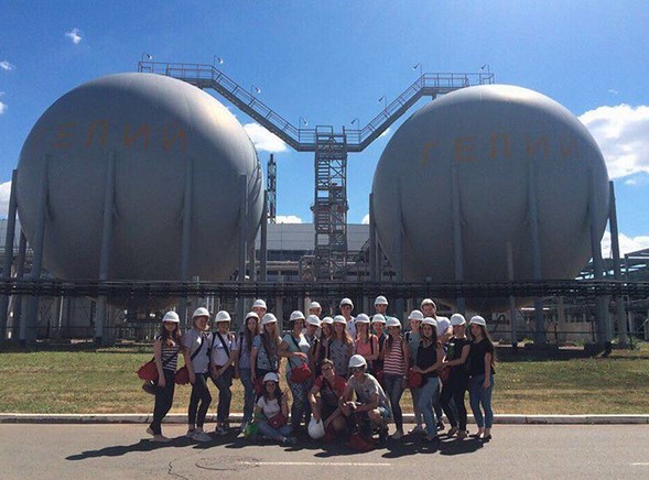 Los estudiantes universitarios de Gubkin Realizando prácticas de enseñanza y evaluación en las instalaciones de LLC "Minera Gazprom Orenburg"(Planta de Helio)