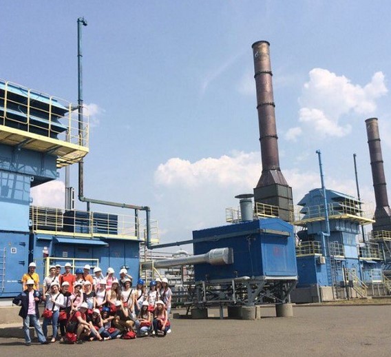  Los estudiantes universitarios de Gubkin realizando su formación práctica, combinando el trabajo y su especialidad con excursiones en las reservas naturales de Rusia. 