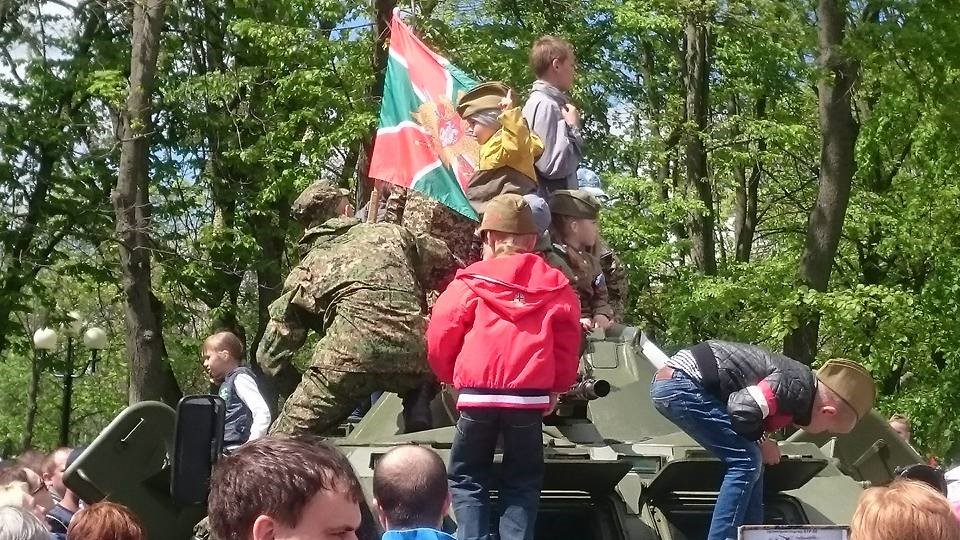 Niños durante la conmemoración en la ciudad de Belgorod. Foto tomada por Malko Adair Flores Fuentes, estudiante de Facultad de Idioma, próximo a estudiar la especialidad médica en la Universidad Rusa Amistad de los Pueblos