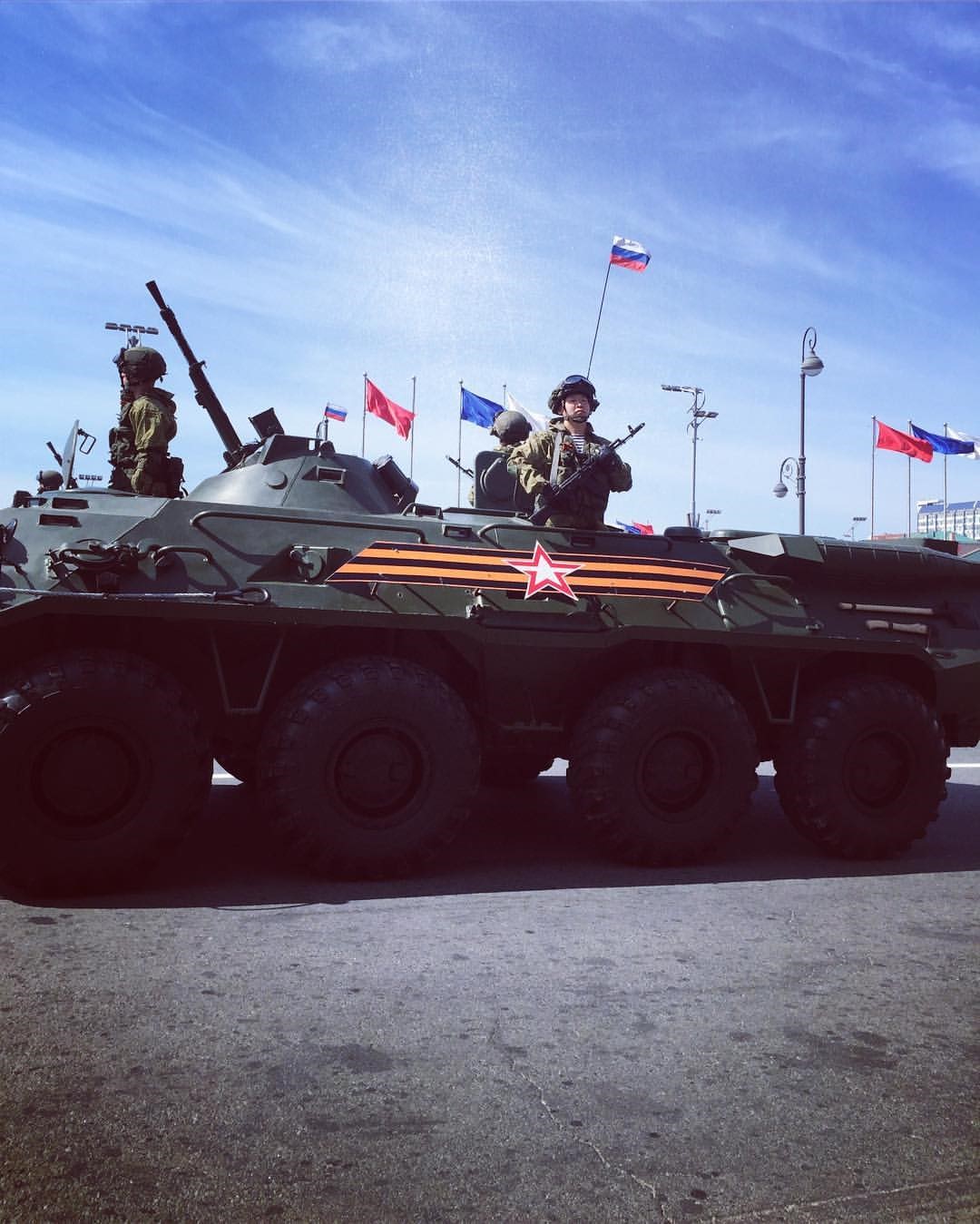 Uno de los tantos transportadores blindados exhibidos durante el desfile que se llevó a cabo en Vladivostok. Foto tomada por Diana Solís Laguna, estudiante de la Facultad de Idioma, próxima a ingresar a Pediatría en la Universidad Federal del Lejano Oriente