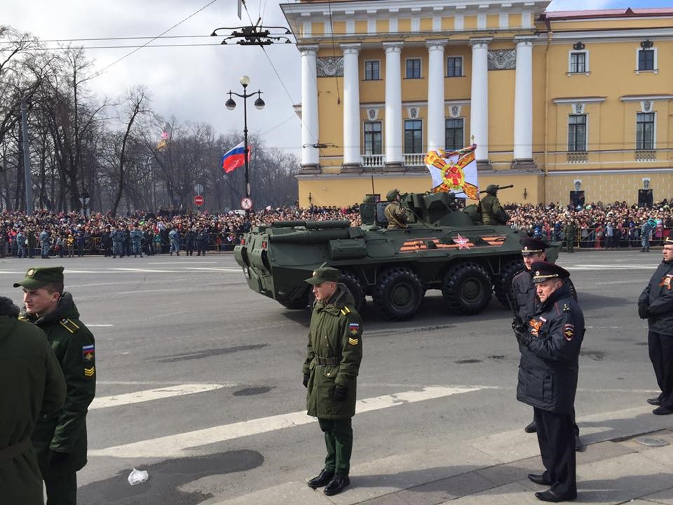 Así se vivió el desfile en San Petersburgo, lugar donde estudia Cirugía la estudiante Illyani Jiménez Rojas, autora de esta fotografía