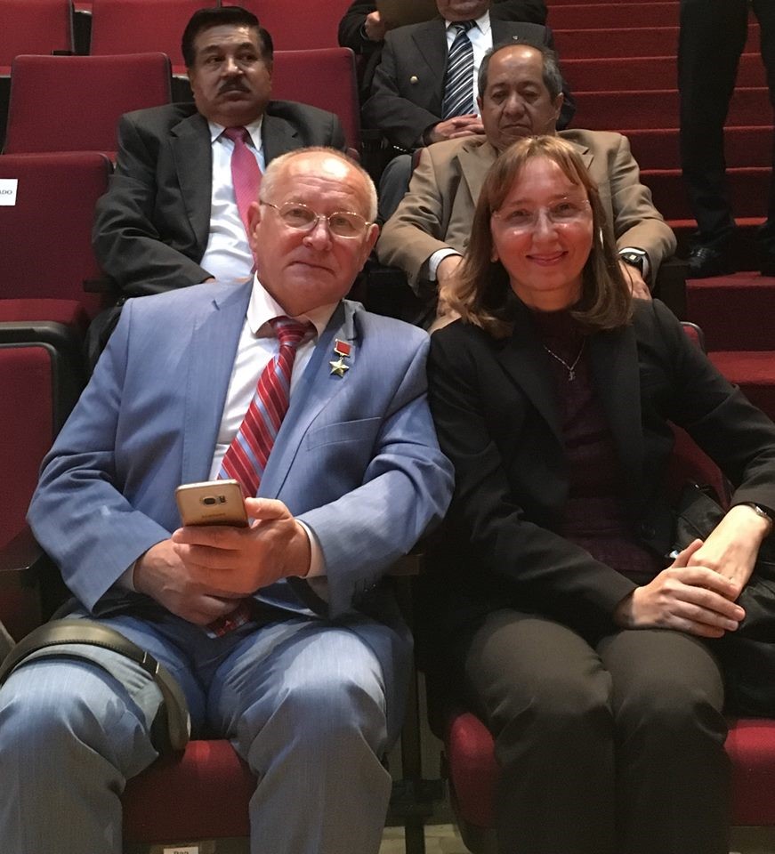 El distinguido cosmonauta soviético, Anatoli P. Artsebarski y Natalia Smirnova, representante de ALAR México