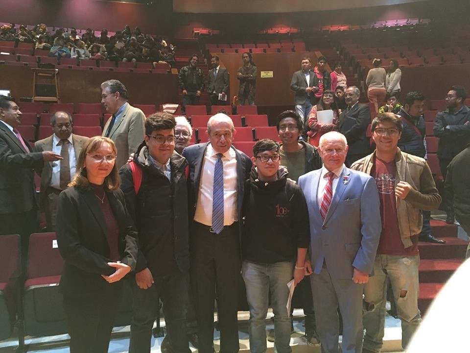 El Director General del Instituto Politécnico Nacional, el Dr. Enrique Fernández Fassnacht, el cosmonauta Anatoli Artsebarski y Natalia Smirnova, representante de ALAR México con estudiantes del Instituto Politécnico Nacional