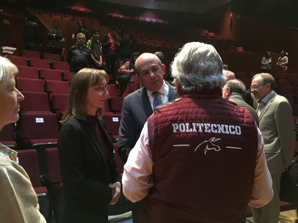 Natalia Smirnova charlando con el Director General del Instituto Politécnico Nacional, el Dr. Enrique Fernández Fassnacht