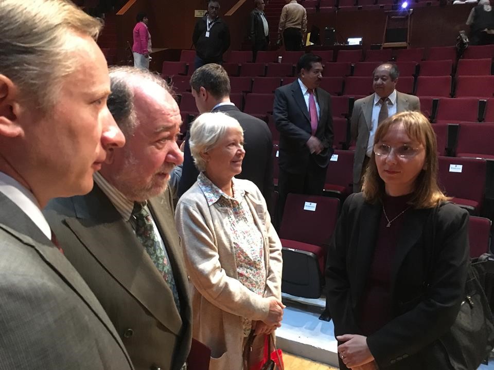 El Embajador de la Federación de Rusia, en los Estados Unidos Mexicanos, el Dr. Malayán Eduard Rubénovich dialogando con la representante de ALAR México, Natalia Smirnova