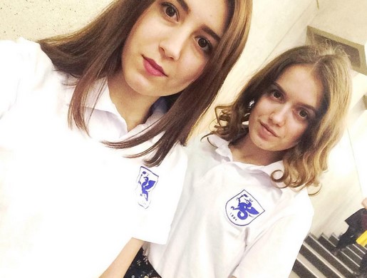 Alumnas portando el polo oficial de la Universidad de Kazán