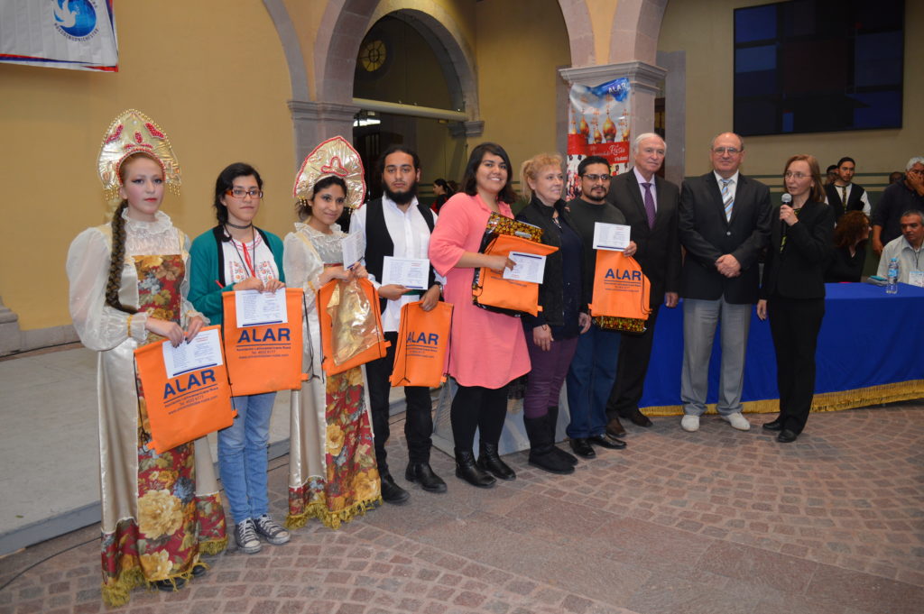 En la clausura se dio la premiación por parte de ALAR a los estudiantes de ruso destacados