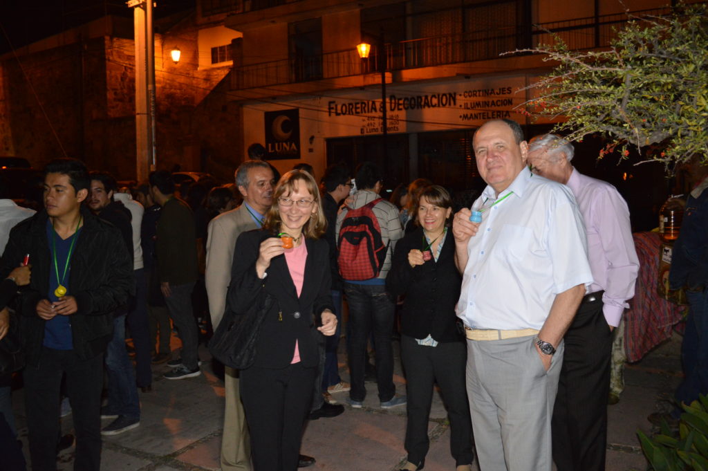 Por la noche, a los participantes del evento se les invitó a una "Callejonada Zacatecana"