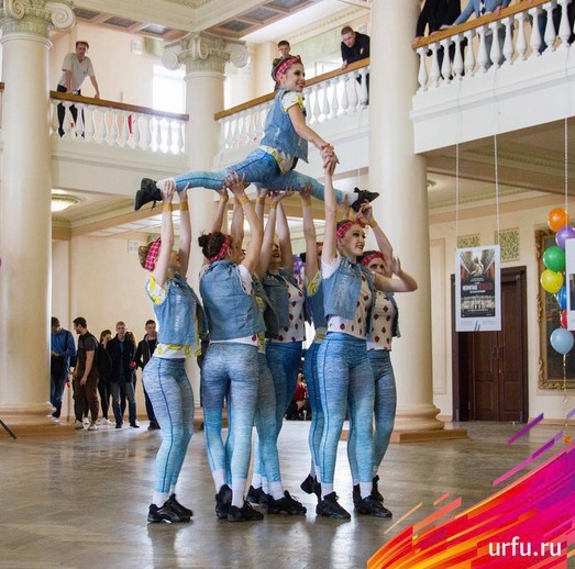 Grupo de jóvenes mostrando sus habilidades gimnastas en el lobby de la universidad de URFU